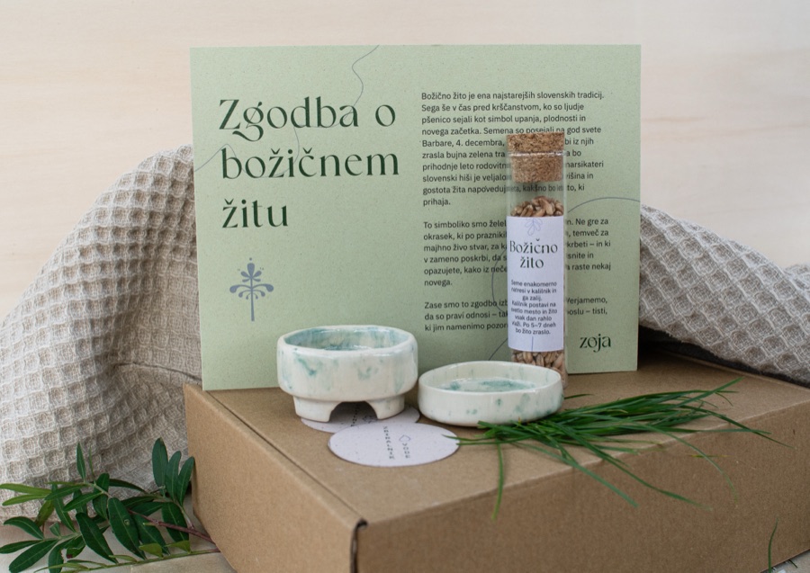 Kalilnik Jaru z glinenima posodicama in knjižico Zgodba o božičnem žitu